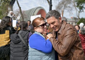 Municipio invita a personas mayores a Pasar Agosto en Plaza de Armas