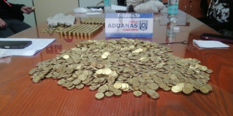 Otra incautación inédita de Aduanas: exportación sospechosa de más de 335 mil monedas chilenas, de colección y billetes argentinos