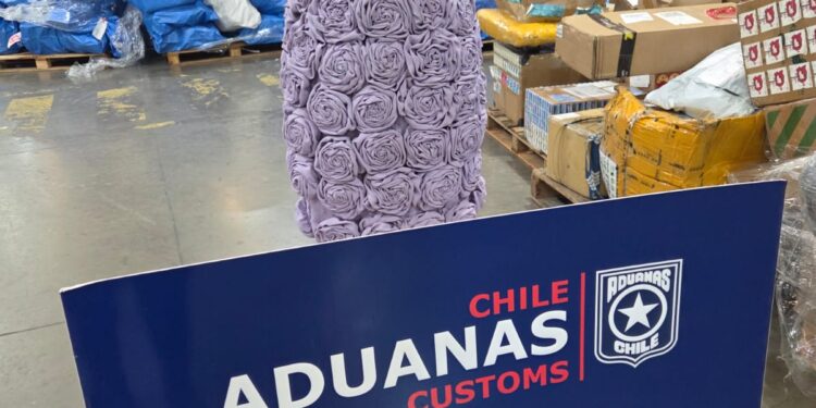 En vestido con flores ocultaron cocaína para intentar enviarla a Australia