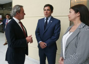 Sanhueza y Martínez dan importante impulso a proyecto de ley que busca restringir y prohibir el uso de celulares al interior de los colegios