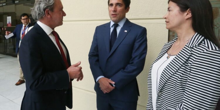 Sanhueza y Martínez dan importante impulso a proyecto de ley que busca restringir y prohibir el uso de celulares al interior de los colegios