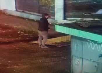 Sujeto es sorprendido robando planchas frente a Hospital Herminda Martín