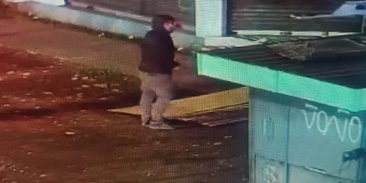 Sujeto es sorprendido robando planchas frente a Hospital Herminda Martín