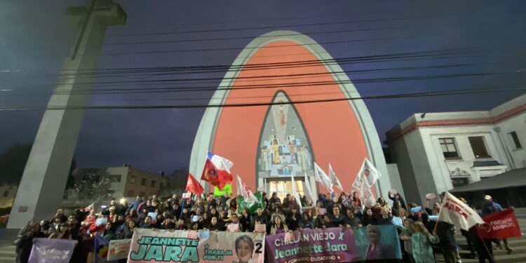 Banderazo en Chillán celebró inscripción de Jeannette Jara y la unidad del pacto Unidad para Chile