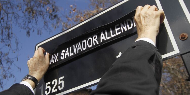Se aprueba borrar el nombre de Salvador Allende por Salesianos
