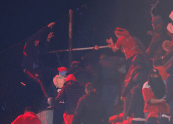 Escándalo en Argentina batalla campal obliga a cancelar duelo entre La U vs Independiente