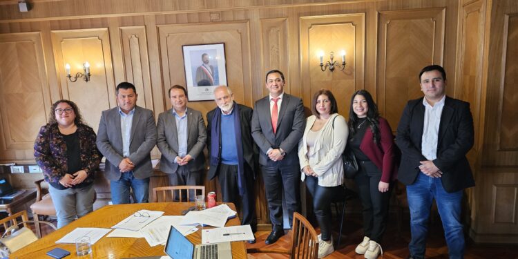 El Carmen refuerza gestiones en Santiago para 340 viviendas y obras urbanas