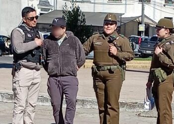 Inspectores y Carabineros detienen a sujeto por venta de drogas en la Plaza de Armas de Chillán