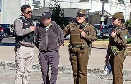 Inspectores y Carabineros detienen a sujeto por venta de drogas en la Plaza de Armas de Chillán