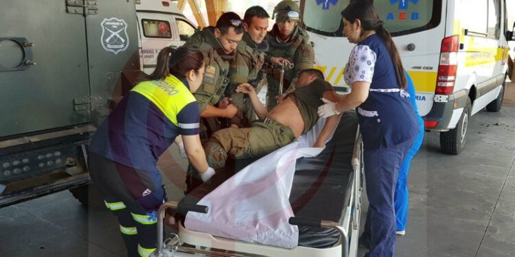 Dos Carabineros  resultaron heridos en el contexto del 52 aniversario del golpe