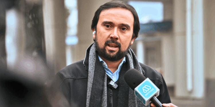 Gobernador Crisóstomo y Subsecretario Collado coordinan estrategias para combatir el comercio ilícito en Chillán