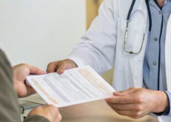 Trastornos depresivos y lesiones traumatológicas son las enfermedades más usadas en licencias médicas falsas en Chile