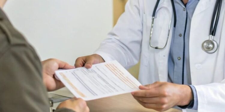 Trastornos depresivos y lesiones traumatológicas son las enfermedades más usadas en licencias médicas falsas en Chile