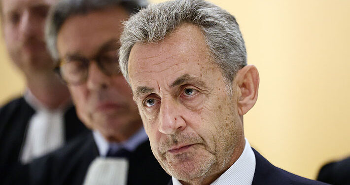 Tribunal de París condenó a cinco años de cárcel  al expresidente francés Nicolas Sarkozy.