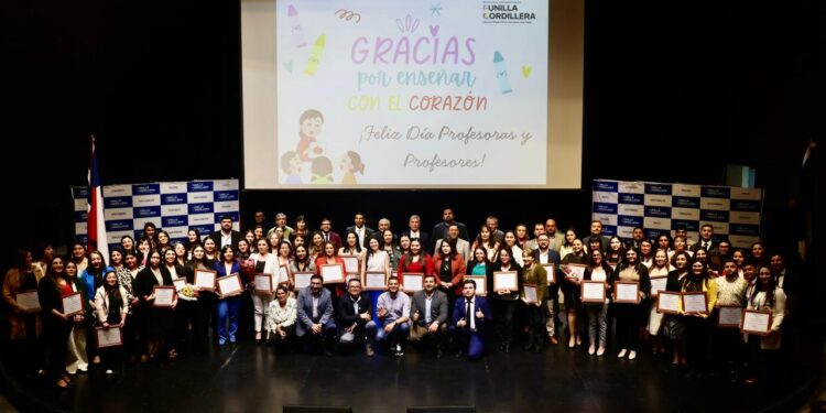 Punilla Cordillera homenajeó a sus profesores y profesoras con emotiva ceremonia