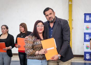 209 familias de El Carmen reciben las escrituras de sus viviendas