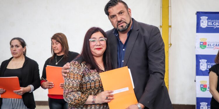 209 familias de El Carmen reciben las escrituras de sus viviendas