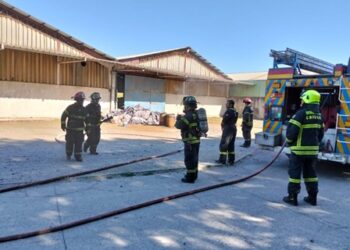 Empresa de sector norte de Chillán arriesga sanción por fuego tóxico en contenedores de basura
