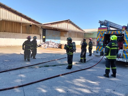 Empresa de sector norte de Chillán arriesga sanción por fuego tóxico en contenedores de basura