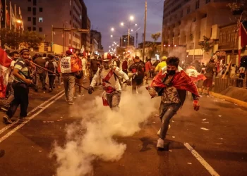 Multitudinaria protesta en Lima contra el Gobierno deja victima fatal