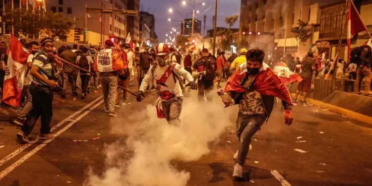 Multitudinaria protesta en Lima contra el Gobierno deja victima fatal