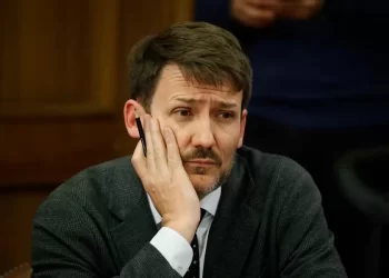 Ministro de Energía siente la presión desde la oposición