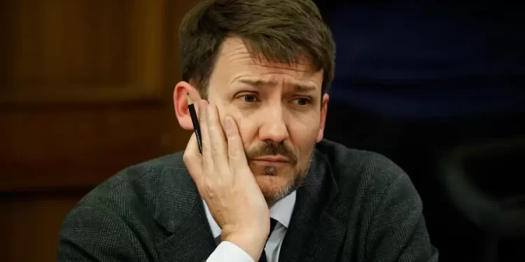 Ministro de Energía siente la presión desde la oposición