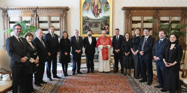 El Presidente Gabriel Boric inició visita oficial a la Santa Sede, donde fue recibido en audiencia privada del Papa León XIV.
