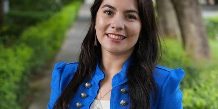 LUCIANA ORTEGA ES NOMBRADA LA GANADORA INAUGURAL DEL PREMIO AL EDUCADOR DE MÚSICA LATINA