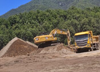 Trabajo colaborativo entre El Carmen y Pinto permitió arreglo de caminos en Atacalco