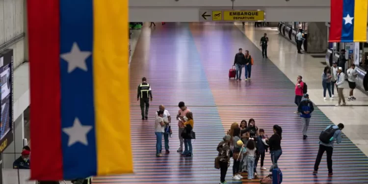 Al menos media decena de aerolíneas internacionales cancelan sus vuelos a Venezuela tras alerta de la FAA sobre «incremento de la actividad militar» en ese país