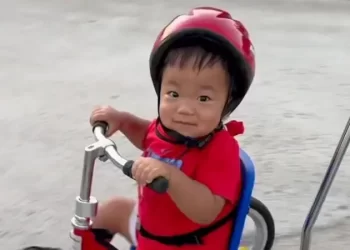 El niño de 3 años con una enfermedad rara que asombra a los médicos por su recuperación tras recibir una pionera terapia genética