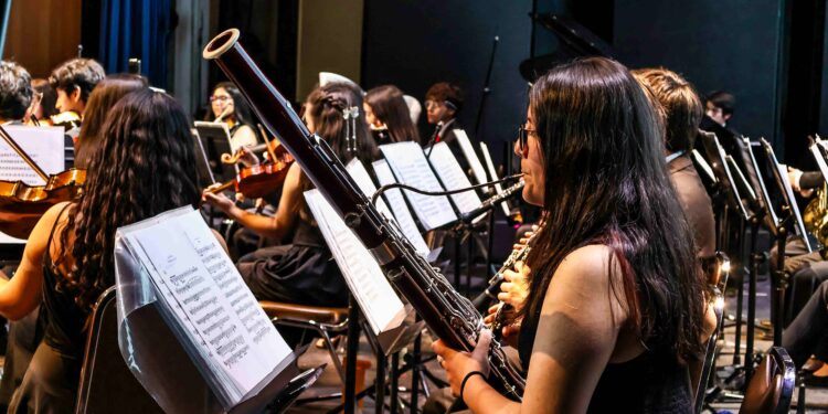 Orquesta Sinfónica Juvenil Regional de Ñuble deslumbra en doble concierto gratuito en el Teatro Municipal de Chillán.
