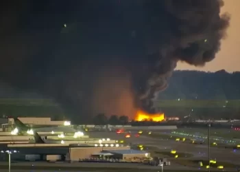 Al menos 12 muertos al estrellarse un avión de carga mientras despegaba en Kentucky, Estados Unidos