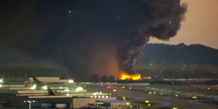 Al menos 12 muertos al estrellarse un avión de carga mientras despegaba en Kentucky, Estados Unidos