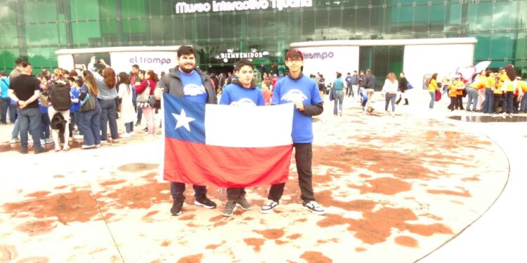 Colegio Alturas logra primer y tercer lugar en Robo Matrix Continental Junior 2025