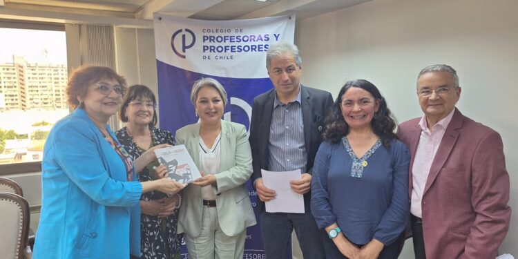 COLEGIO DE PROFESORES Y CANDIDATA JARA TRATAN TEMAS URGENTES DE EDUCACIÓN