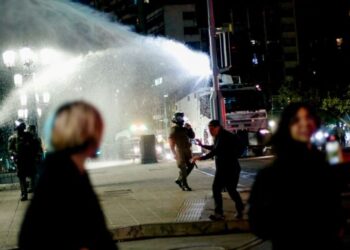 Incidentes y ataque a la Policía en Santiago  tras triunfo de Kast