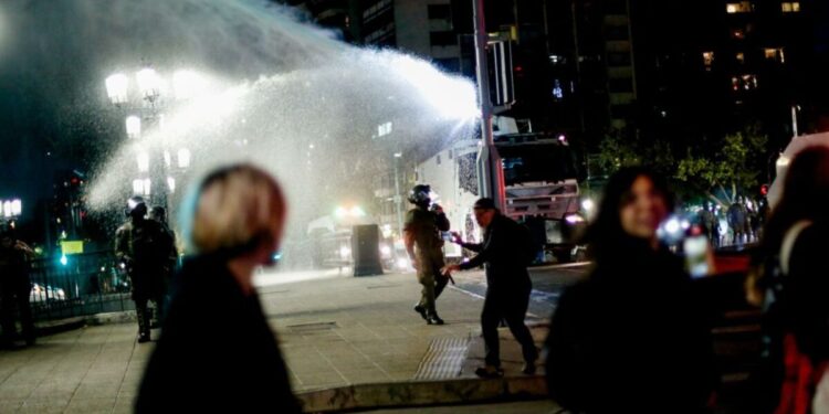 Incidentes y ataque a la Policía en Santiago  tras triunfo de Kast