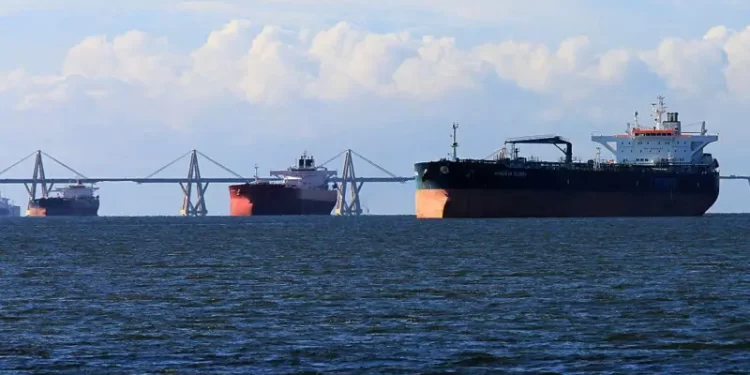 Trump ordena el bloqueo «total y completo» de todos los petroleros sancionados que entren y salgan de Venezuela