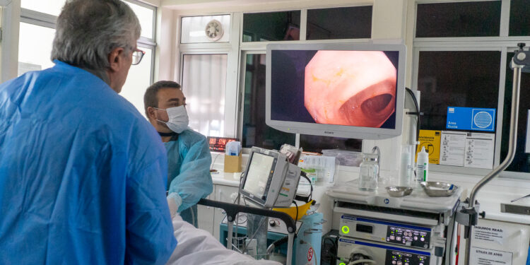 Diagnóstico más cercano: colonoscopías en Hospital de Bulnes permiten detectar cáncer y lesiones premalignas