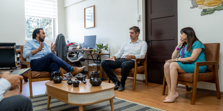 Gobernador Crisóstomo convoca a mesa de trabajo con universidades para priorizar construcción de CESFAM y Centro Oncológico en Chillán