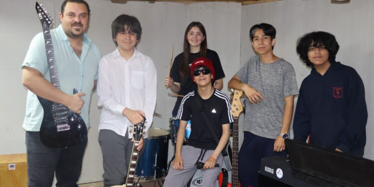 Estudiantes del Liceo Diego Portales de San Carlos entre los ganadores del concurso nacional “Los Jaivas Siempre”