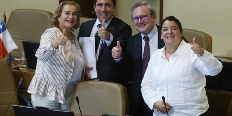 Entrará en vigencia en marzo de 2026: Congreso aprueba ley que presentó el diputado Cristóbal Martínez para prohibir el uso de celulares en los colegios