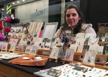 Feria productiva conecta a emprendedores en Vivo Outlet Chillán
