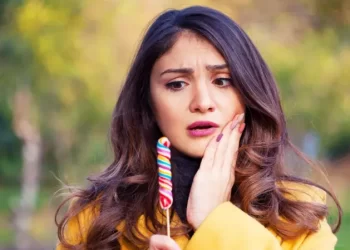 Qué pasa en tu boca y tus dientes apenas consumes azúcar (y cómo minimizar el daño que provoca)