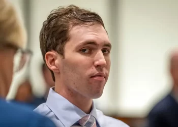 El joven acusado de asesinar al activista conservador Charlie Kirk comparece por primera vez en persona ante el tribunal