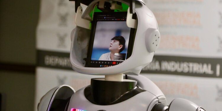 Tecnología chilena e inclusión: presentamos Stelarbot, el primer robot guía operado a distancia por personas con discapacidad