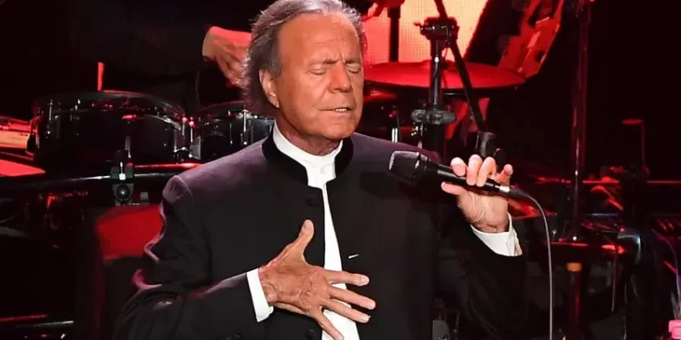 Julio Iglesias rechaza las denuncias de abuso sexual de dos mujeres en su contra que investiga la Justicia en España