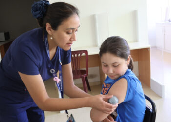 30 niños, niñas y adolescentes recibieron sus nuevos monitores continuos de glucosa en el Hospital de Chillán
